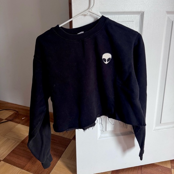 Brandy Melville Cropped long sleeve Sweatshirt - Picture 2 of 2